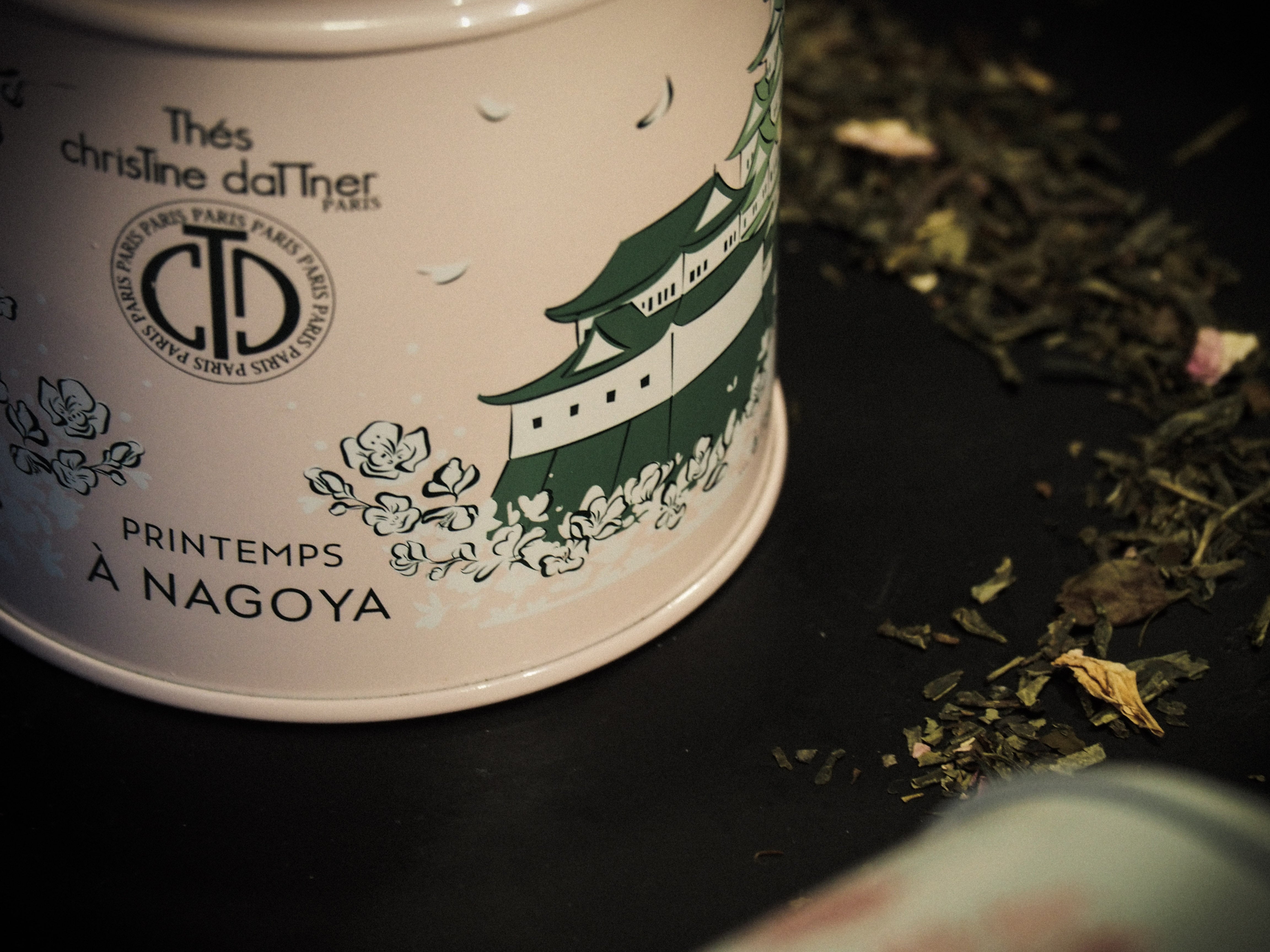 Printemps à Nagoya - thé vert aromatisé à la fleur de cerisier japonais, orchidée et rose - Boîte laquée - Thés Christine Dattner × Atlas des Saveurs